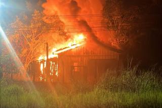 PM prende homem por agredir e incendiar residência da própria mãe em Juína