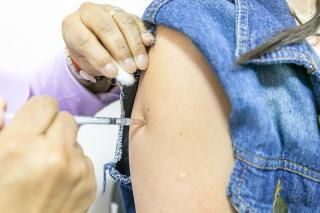 Vacina contra meningite B, a mais letal, não existe no SUS e pode custar até R$ 750 na rede particular