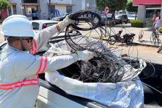 Operação Cidade Limpa chega a marca de 1,5 tonelada de fios e cabos irregulares retirados de postes em Sinop