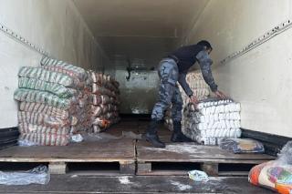 Caminhão com 520 fardos de comida e material de limpeza abasteceria facção em Lucas do Rio Verde