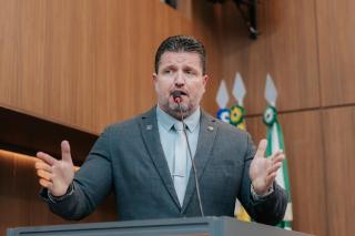 Projeto de Ranalli proíbe bandeiras não institucionais em escolas para barrar símbolos LGBT