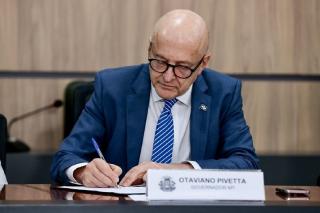 Pivetta sanciona lei que avisa mulher pelo celular se agressor se aproximar