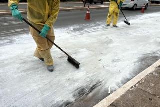 Mais de 60 litros de ácido vaza de caminhão em Várzea Grande e área é isolada