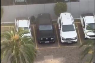 Ladrão rouba celular, foge pela mata e tenta se esconder embaixo de carro em Cuiabá
