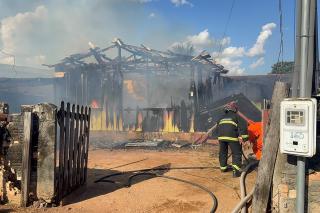 CASA FICA TOTALMENTE DESTRUÍDA APÓS INCÊNDIO NO BAIRRO SÃO JOSÉ OPERÁRIO 
