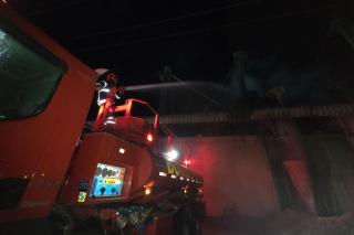 Bombeiros combatem incêndio de grandes proporções em secador de grãos