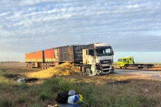 Corpo de Bombeiros combate incêndio em carreta na BR-163