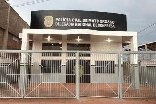 Mãe sai pra encher a cara e deixa filha de 10 anos sozinha no escuro; criança pede socorro e vizinhos arrombam a porta