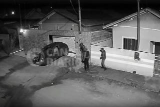 Câmeras flagram falsos policiais invadindo casa para executar servidor em Mirassol; vídeo