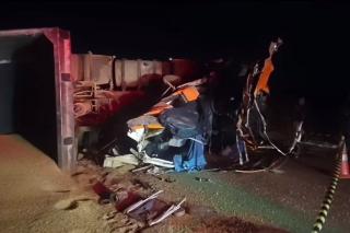 Motorista morre em colisão entre caminhões na MT-320
