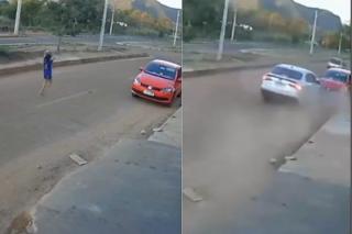 Criança é lançada após carro em alta velocidade destruir veículo estacionado