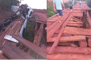 Ponte de madeira cede e carreta carregada de madeira cai em rio de MT