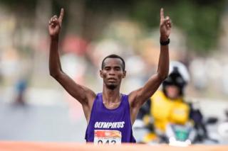 Tanzaniano fatura prova masculina da Corrida de Reis