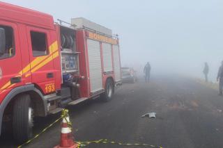 Corpo de Bombeiros Militar combate incêndio em caminhão baú