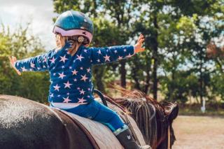 Criança de 4 anos com autismo consegue tratamento de equoterapia na Justiça