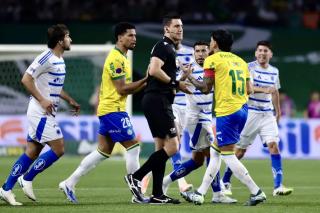 Palmeiras e Cruzeiro empatam em jogo repleto de polêmicas e embolam disputa pelo título do Brasileirão