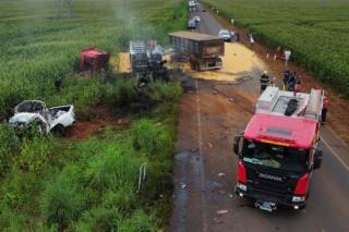 Corpo de Bombeiros atende ocorrência de acidente entre carreta e caminhonete da Prefeitura de Tapurah