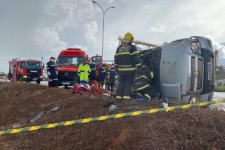 Bombeiros resgatam vítimas de capotamento que ficaram presas às ferragens