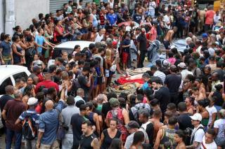 Governo do RJ confirma 121 mortos em megaoperação; moradores retiram dezenas de corpos de mata