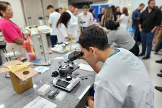Escolas da rede estadual recebem kits de laboratório para aproximar teoria e prática e tornar as aulas mais dinâmicas
