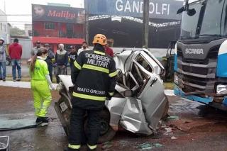 Carretas prensam carro de passeio e motorista morre na MT-130