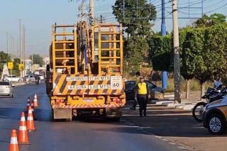 Operação fiscaliza 32 caminhões em tráfego irregular por avenidas de Cuiabá