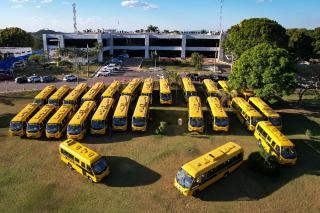 Governo de MT entrega 270 ônibus escolares para 76 municípios e assina convênios para obras de escolas