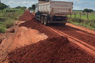 Prefeitura realiza manutenção com cascalhamento, patrolamento e compactação do solo na Estrada Lívia