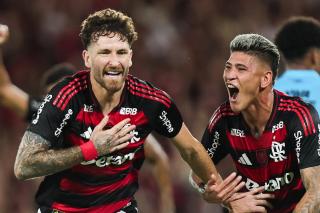 Flamengo sofre susto no fim, mas vence e acirra briga pela liderança do Brasileirão