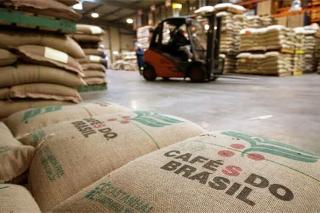 Exportação de café do Brasil cai 20% em outubro diante de tarifas dos EUA