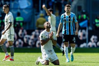 Grêmio retorna à Arena após enchentes e perde para Atlético-MG em jogo emocionante