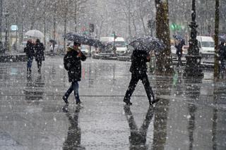 Forte nevasca atinge Paris e outras regiões da França. Vídeo