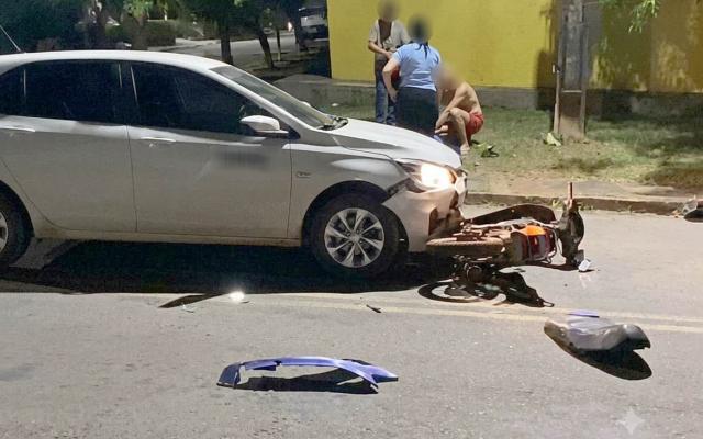 Motociclista sofre fratura exposta após acidente em cruzamento