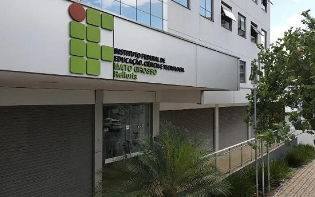 IFMT fará concurso com 43 vagas e salários de até R$ 14,9 mil