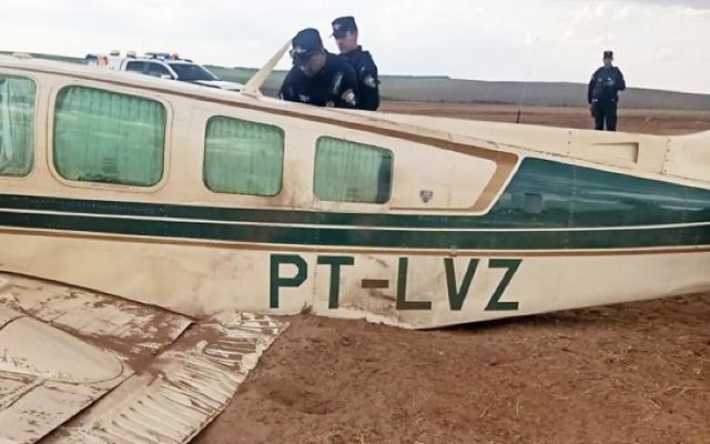 Avião abandonado em rodovia de MT pode ter ligação com tráfico