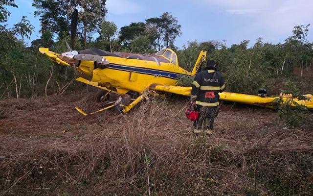 Avião agrícola cai em área de vegetação em Tangará da Serra