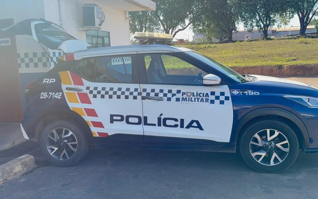 Mulher é conduzida à delegacia após homem ser encontrado morto em chácara
