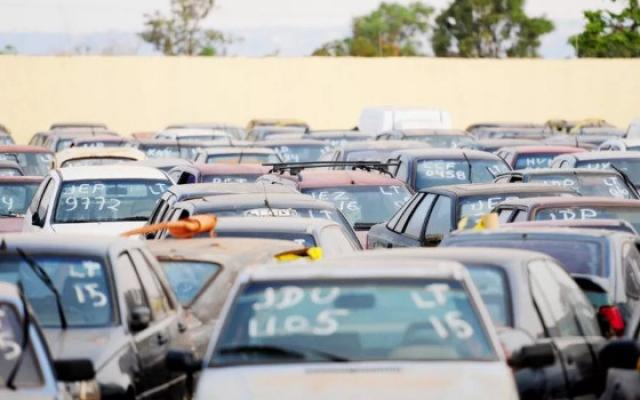 Carro por R$ 3 mil e Biz por R$ 900: Várzea Grande faz leilão de veículos