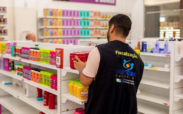 Procon fiscaliza shoppings de Cuiabá e apreende 926 produtos