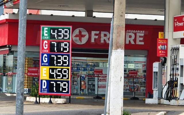 Após gasolina bater R$ 7,19, Procon faz operação contra abuso nos postos em Cuiabá