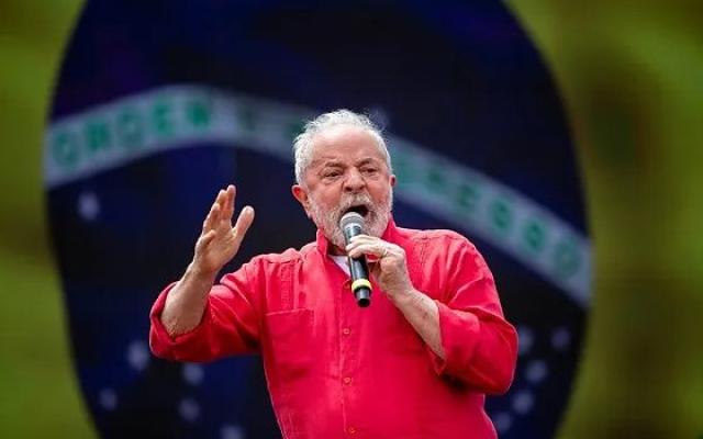 Após vitória de Lula, dólar explode 12% e vai a R$ 5,60; Bolsa suspende negociações e Ibovespa futuro despenca quase 20%