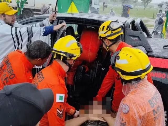 Raio atinge concentração de ato pró-Bolsonaro em Brasília e deixa manifestantes feridos
