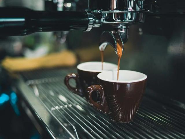 Brasileiro bebe menos café em 2025, após preço 