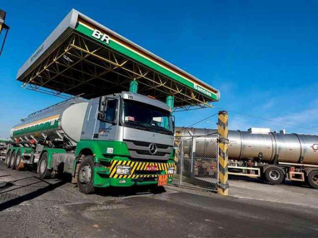 Petrobras reduz preço do combustível, que não chega aos consumidores
