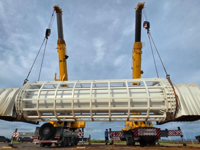 Com mais de 70 toneladas, eixo da roda-gigante chega ao Parque Novo Mato Grosso