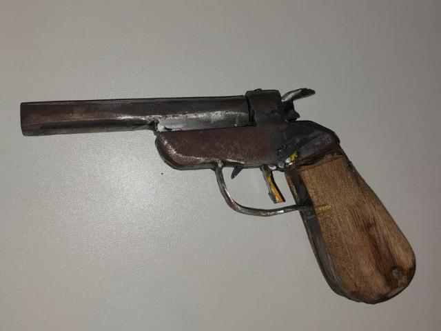 PM apreende adolescente e localiza arma de fogo escondida em câmara fria de supermercado