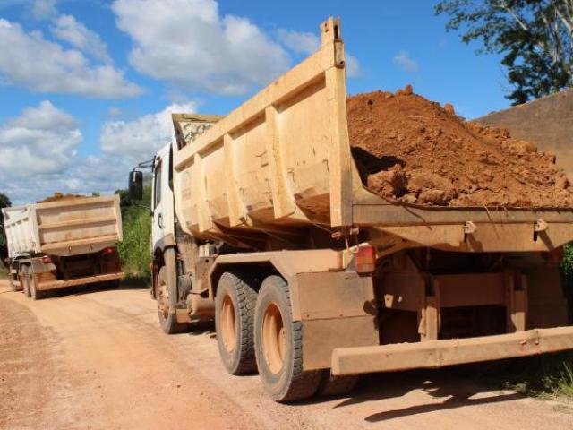 Obras de cascalhamento e recuperação de pontos críticos nas estradas vicinais, são intensificadas pela prefeitura.