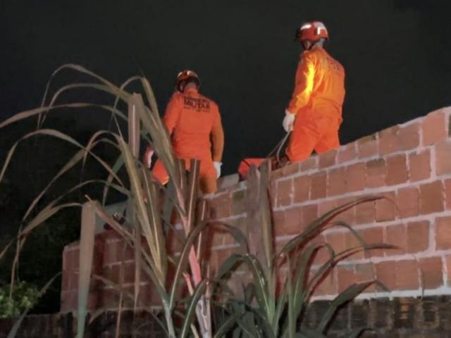 Bombeiros resgatam corpo de homem que morreu sobre o telhado de uma residência