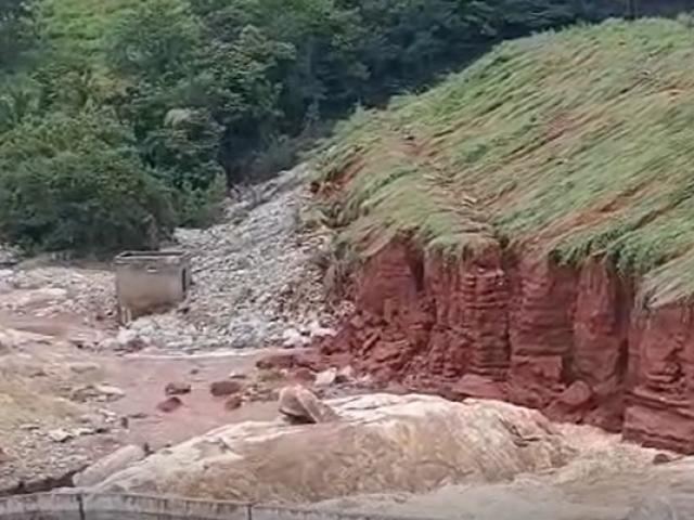 Barragem transborda e deixa famílias ilhadas no interior de MG