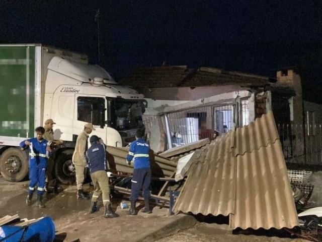 Caminhão desgovernado invade residência em Mato Grosso